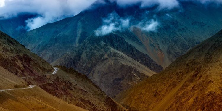Com altitude de 3.528 metros e cercada por abismos, a estrada indiana Zojila Pass, em Ladakh, tornou-se um dos caminhos mais perigosos do mundo
