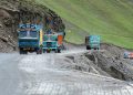 A perigosa rodovia na Índia atinge 3.528 metros de altitude; com trechos críticos em pistas de terra, a rota liga vales profundos no Himalaia