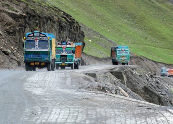 A perigosa rodovia na Índia atinge 3.528 metros de altitude; com trechos críticos em pistas de terra, a rota liga vales profundos no Himalaia