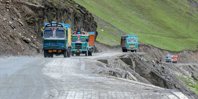 A perigosa rodovia na Índia atinge 3.528 metros de altitude; com trechos críticos em pistas de terra, a rota liga vales profundos no Himalaia