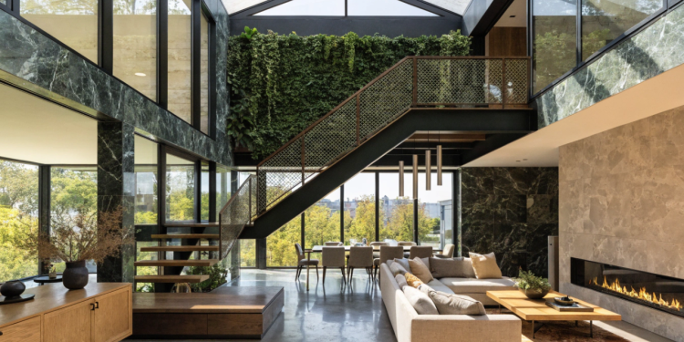 Casa contemporânea com pátio central e iluminação natural que transforma conforto e bem-estar