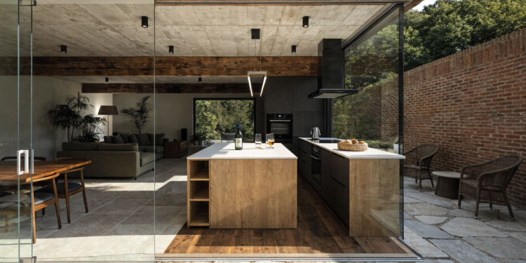 Projeto de casa minimalista térrea para terreno estreito une praticidade, estética e economia