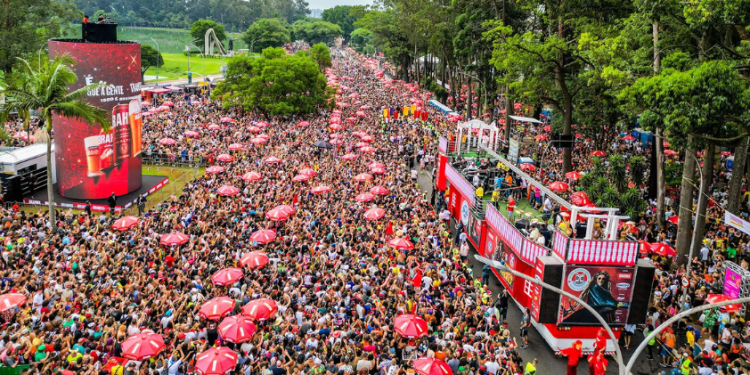 Turismo bate recorde, mas varejo recua 8% no Carnaval de 2026