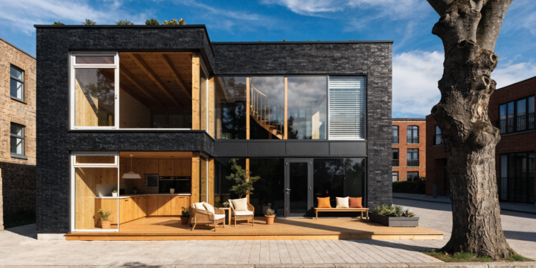 Casa compacta com varanda de 70 metros quadrados e 3 quartos une conforto térmico, organização e funcionalidade