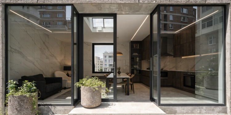 Casa minimalista compacta de 70 metros quadrados: design clean e ambientes integrados para vida urbana