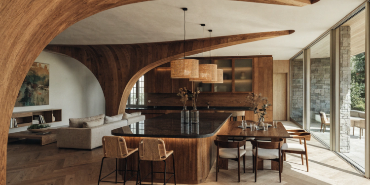 Casa moderna e sofisticada com áreas sociais integradas, madeira aparente e espaços multifuncionais para famílias