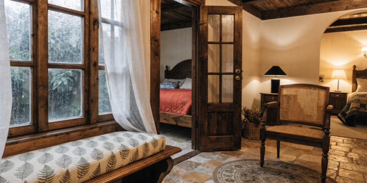 Casa rústica compacta de 70 metros quadrados com 2 quartos une conforto térmico e estilo acolhedor