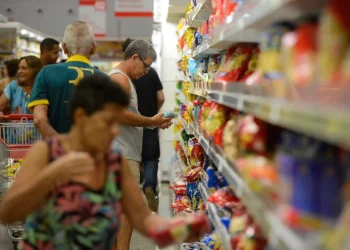 Confiança do consumidor cai pelo 2º mês seguido; queda é maior entre famílias com renda baixa