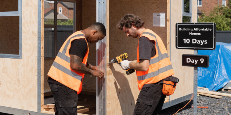 Dois amigos constroem uma casa barata em 10 dias utilizando um método acelerado que está mudando a construção residencial