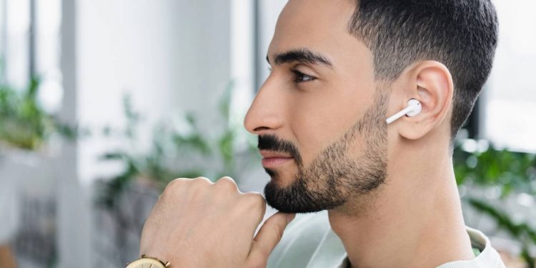 Quer economizar no fone? Veja opções acessíveis com bateria que aguenta a rotina