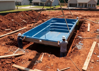 Construção de uma piscina de tamanho médio para diversão e lazer em dias quentes