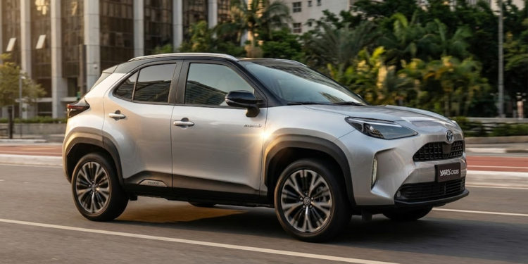 Novo modelo de utilitário esportivo japonês em via urbana destacando a economia de combustível