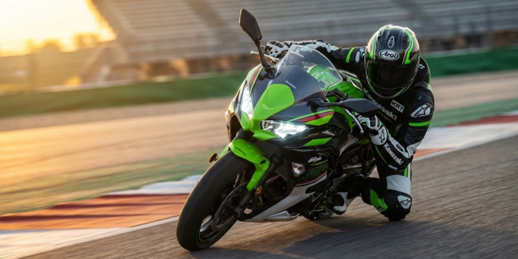 Nova motocicleta esportiva de alta performance que sucede um modelo clássico nas ruas