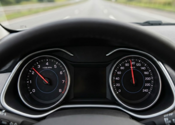 Painel de carro indicando o consumo instantâneo em uma rodovia com velocidade constante