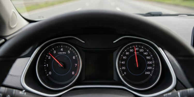 Painel de carro indicando o consumo instantâneo em uma rodovia com velocidade constante