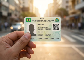 Mãos segurando o novo modelo de documento de identidade civil nacional unificado