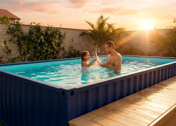 Família feliz brincando em uma piscina de contêiner moderna ao pôr do sol.