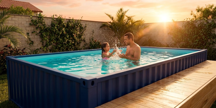 Família feliz brincando em uma piscina de contêiner moderna ao pôr do sol.