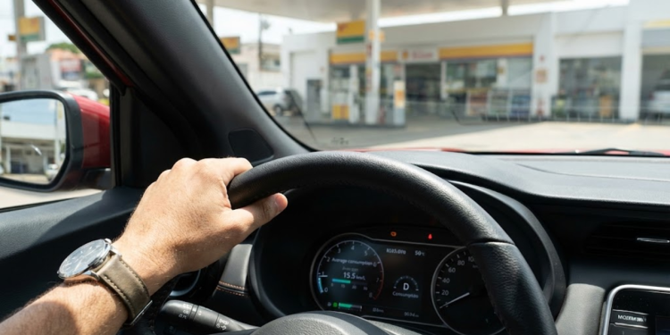 Preço da gasolina: salto de 13% no petróleo abre margem para alta de R$ 0,29 por litro