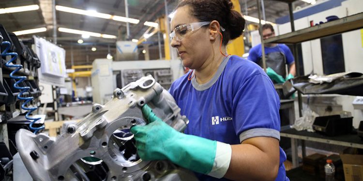 Preços da indústria brasileira crescem após 10 meses, mas caem 4,5% em 2025
