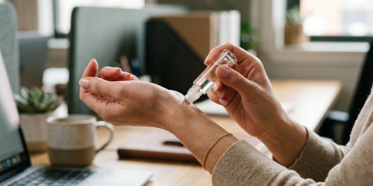 Cansada de carregar vidro grande? Veja 3 perfumes compactos que garantem retoque rápido sem bagunça na bolsa