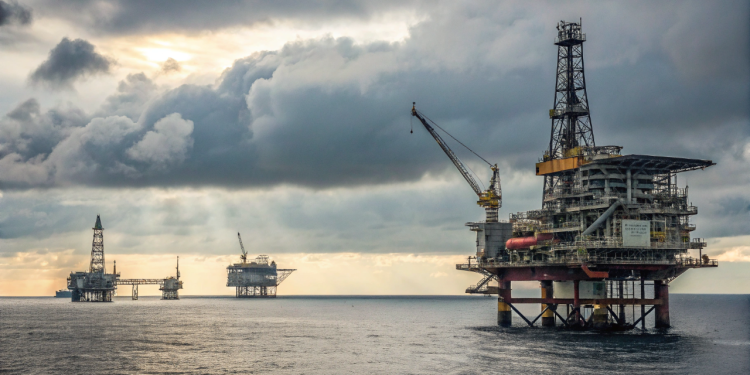 Como as maiores plataformas de petróleo operam em ambientes extremos e evitam riscos