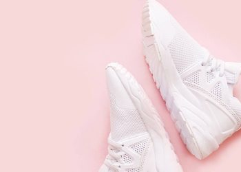 Este tênis branco clássico de R$ 130 combina com tudo o que você tem no armário e nunca sai de moda