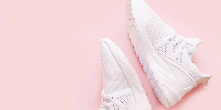 Este tênis branco clássico de R$ 130 combina com tudo o que você tem no armário e nunca sai de moda