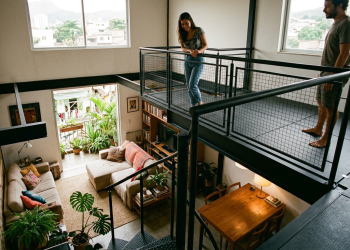 A solução usada em casas de 60 metros quadrados para ganhar espaço sem aumentar o peso da estrutura