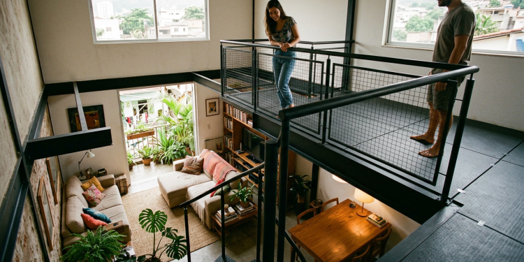 A solução usada em casas de 60 metros quadrados para ganhar espaço sem aumentar o peso da estrutura