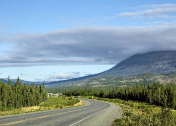 Rodovia de 2.232 km de extensão liga o Canadá ao Alasca; construída em 1942, a Alaska Highway é a rota épica que atravessa a selva e as montanhas