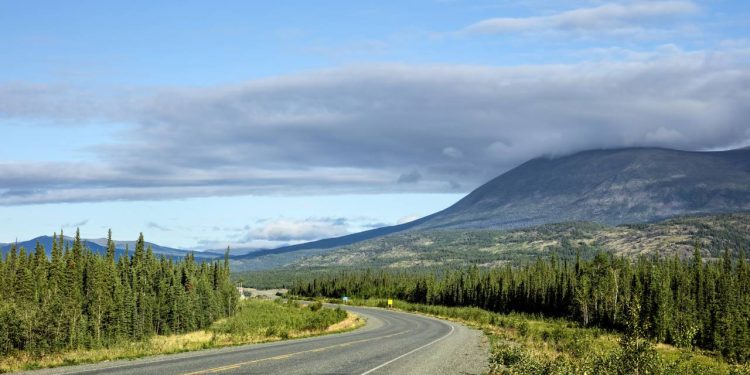 Rodovia de 2.232 km de extensão liga o Canadá ao Alasca; construída em 1942, a Alaska Highway é a rota épica que atravessa a selva e as montanhas
