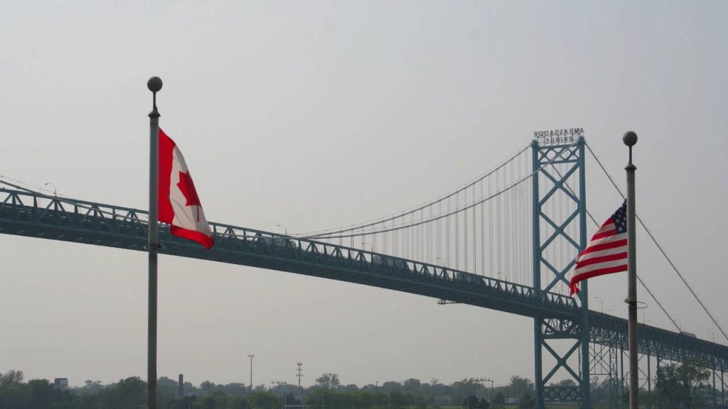 Com 2.286 metros de extensão e suspensa a 46 metros de altura, a ponte de 1929 tornou-se a maior ligação internacional entre os EUA e o Canadá