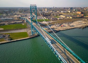 Com 2.286 metros de extensão sobre o rio Detroit, a ponte suspensa segue como a maior fronteira comercial entre os dois países