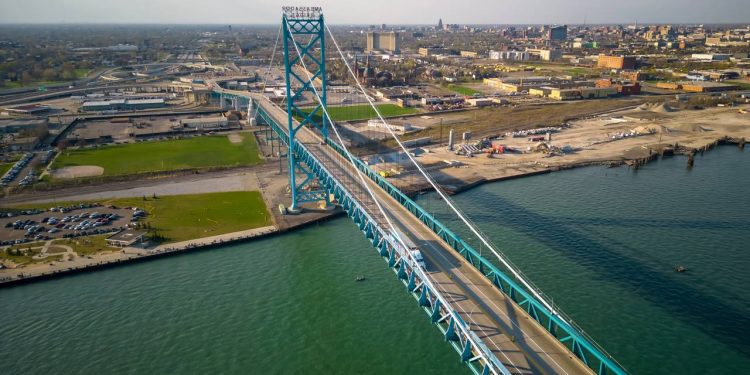 Com 2.286 metros de extensão e suspensa a 46 metros de altura, a ponte de 1929 tornou-se a maior ligação internacional entre os EUA e o Canadá