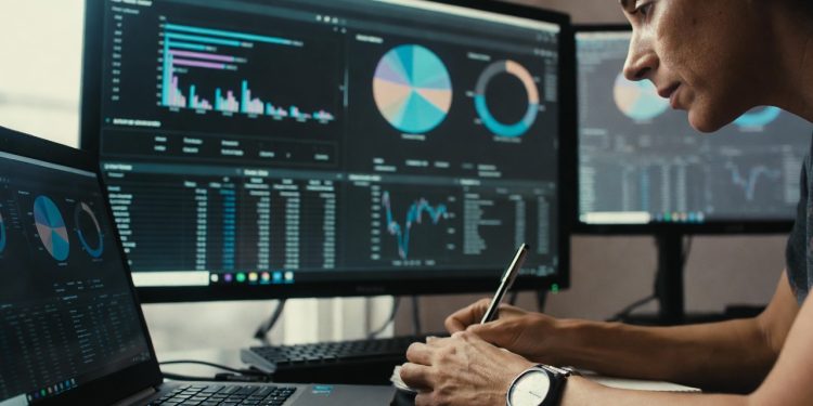 Brasileiros comemoram o serviço de análise em nuvem que paga R$ 8.000 e salva empresas da falência direto de casa