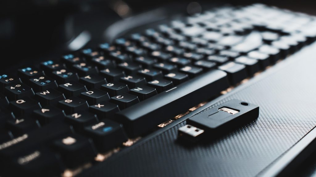 Caçar invasores digitais em sistemas de bancos rende 12 mil reais e permite o home office real com segurança total