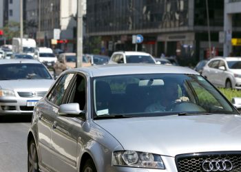 Ter teto solar, motor alemão e isenção total de IPVA virou o segredo de ouro para quem busca status pagando preço de carro popular