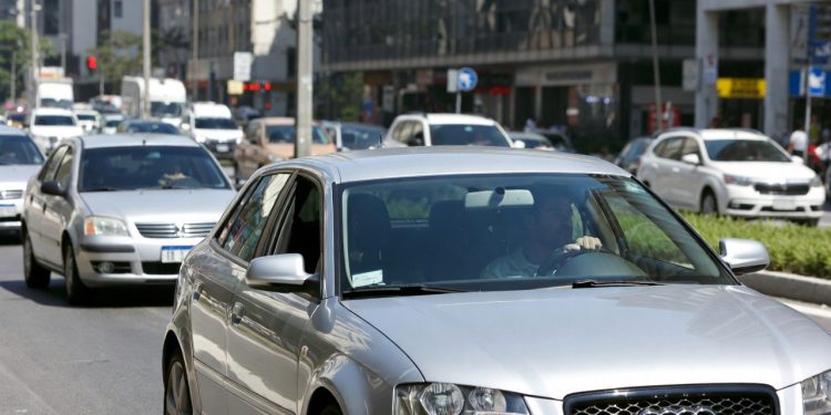 Ter teto solar, motor alemão e isenção total de IPVA virou o segredo de ouro para quem busca status pagando preço de carro popular