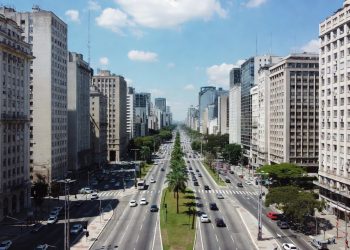 Com 14 faixas e jardins centrais a Avenida 9 de Julho vira o símbolo da grandiosidade urbana em Buenos Aires