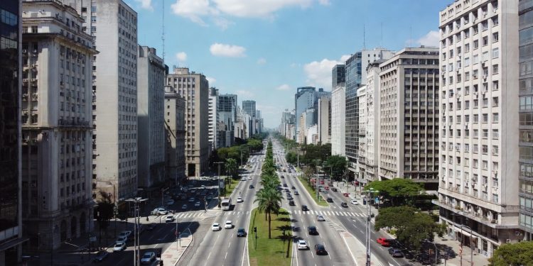 Com 14 faixas e jardins centrais a Avenida 9 de Julho vira o símbolo da grandiosidade urbana em Buenos Aires