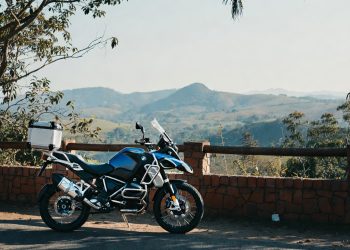 A tecnologia de radar que ajusta a velocidade sozinha na rodovia transformou esta lenda aventureira na poltrona de primeira classe dos motociclistas