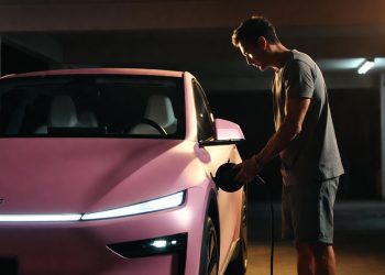 O compacto tecnológico que enche a bateria com trocados na tomada de casa e aniquila o custo de manutenção nas capitais