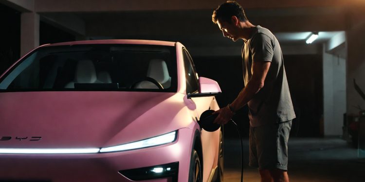 O compacto tecnológico que enche a bateria com trocados na tomada de casa e aniquila o custo de manutenção nas capitais