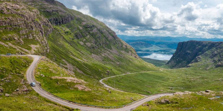 Estrada na Escócia ganha fama por suas curvas a 626 metros de altitude, pois o trajeto de 1822 é o mais alpino e sinuoso de todo o Reino Unido