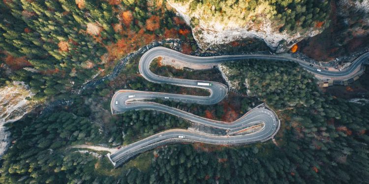 Estrada na Romênia ganha fama por seus paredões de rocha, pois seus 8 km de extensão cortam o desfiladeiro de Bicaz com curvas estreitas e abismos