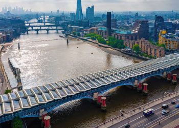 Com 4.400 painéis fotovoltaicos sobre o Rio Tâmisa, a ponte ferroviária de 1886 tornou-se a maior estrutura solar de todo o mundo em Londres