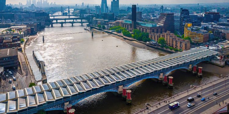 Com 4.400 painéis fotovoltaicos sobre o Rio Tâmisa, a ponte ferroviária de 1886 tornou-se a maior estrutura solar de todo o mundo em Londres