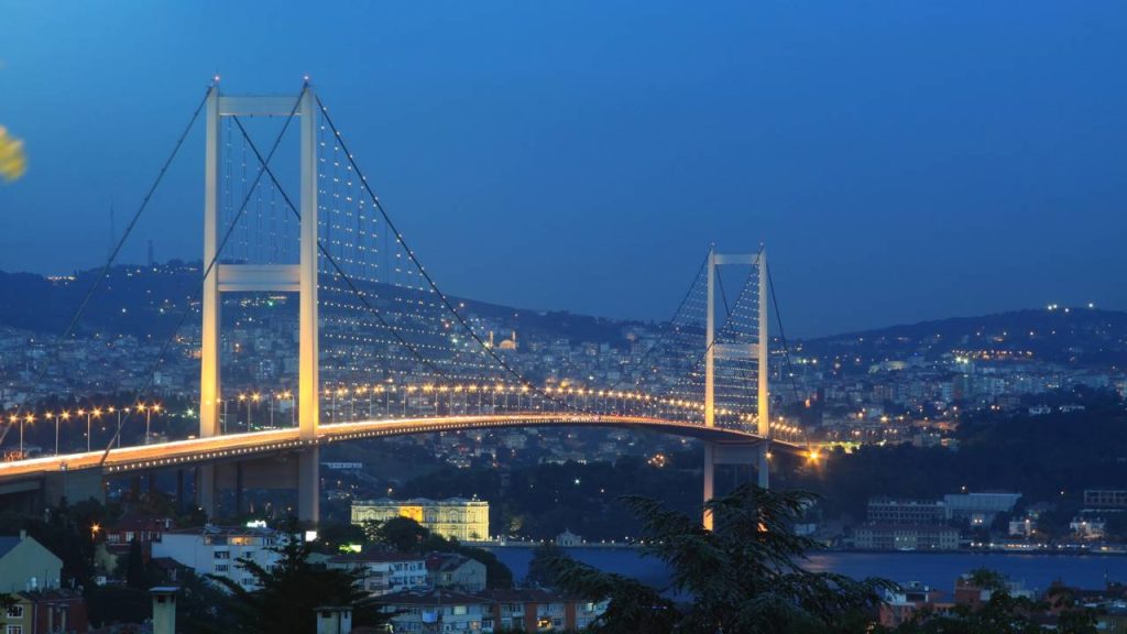 Com seus 1.560 metros de extensão unindo a Europa e a Ásia, a ponte turca de 1973 tornou-se a primeira conexão física entre dois continentes