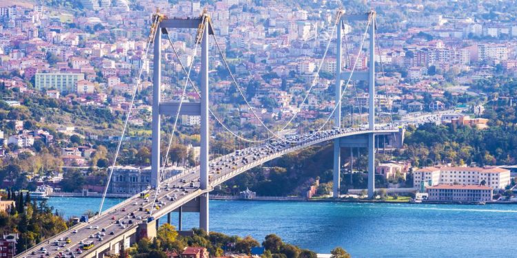 Com seus 1.560 metros de extensão unindo a Europa e a Ásia, a ponte turca de 1973 tornou-se a primeira conexão física entre dois continentes